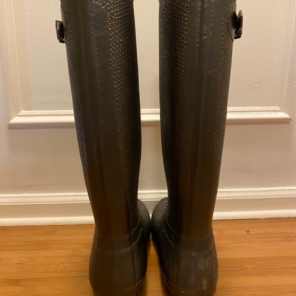 HUNTER CARNABY BOA SNAKE EMBOSSED RAIN BOOTS - PEWTER - Picture 3 of 5